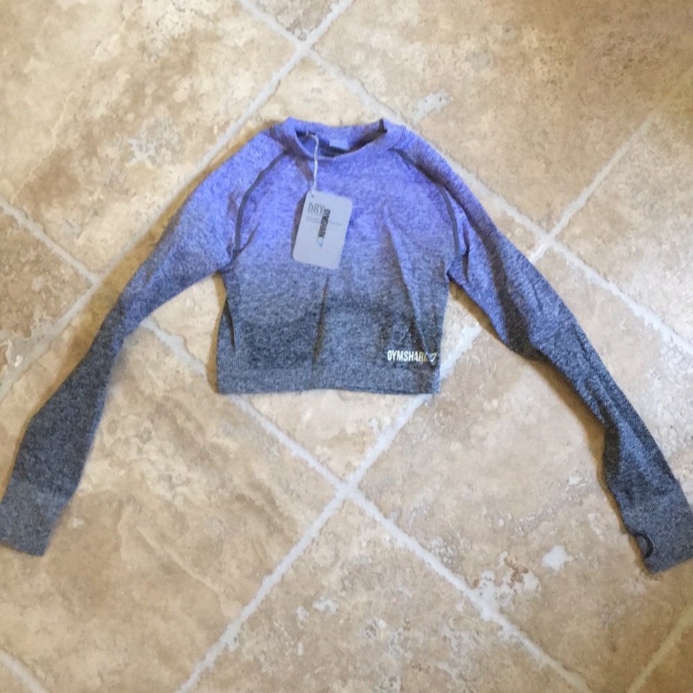 Gym shark long sleeved (w thumb holes) cropped top